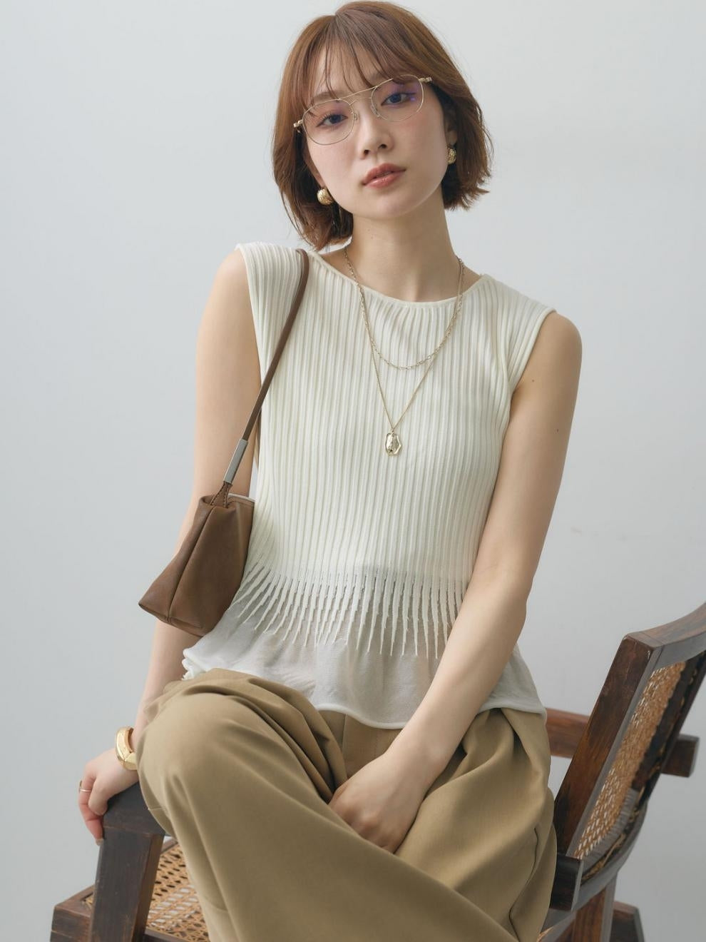 薄手スリム見えストレッチノースリーブニット