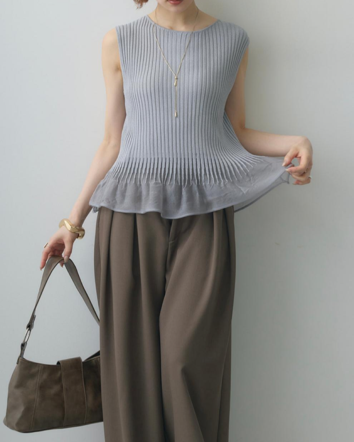 薄手スリム見えストレッチノースリーブニット