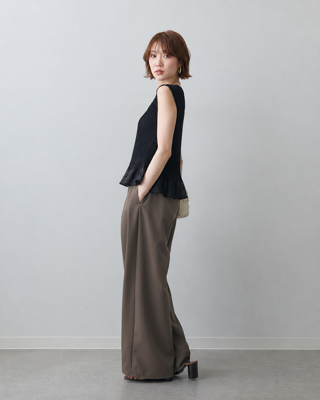 薄手スリム見えストレッチノースリーブニット